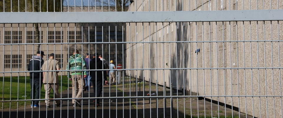 Freistundenhof mit Gefangenen