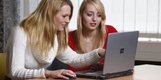 Zwei Frauen vor einem Laptop