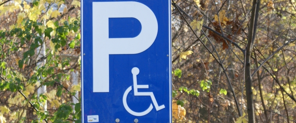 Schild für einen Menschen mit Behinderung