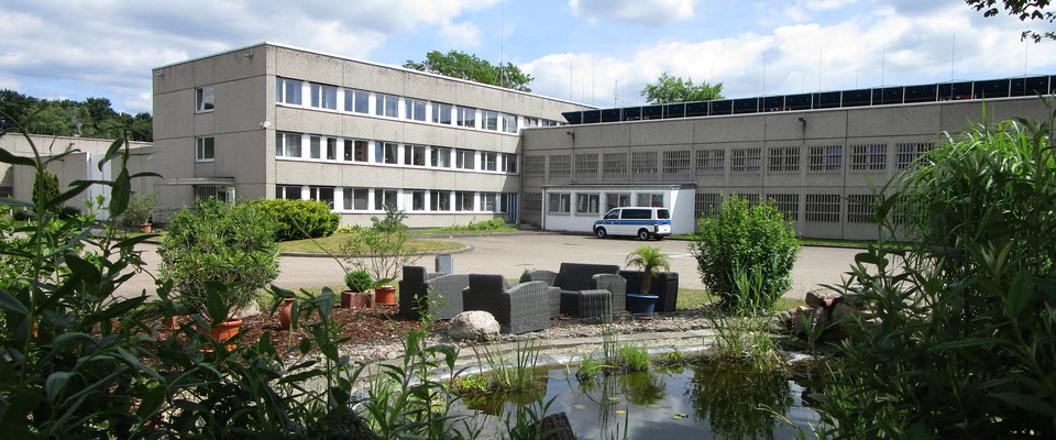 Innenhof mit Teich und Verwaltungsgebäude
