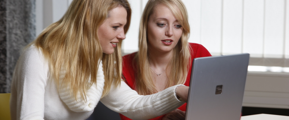 Zwei Frauen vor einem Laptop