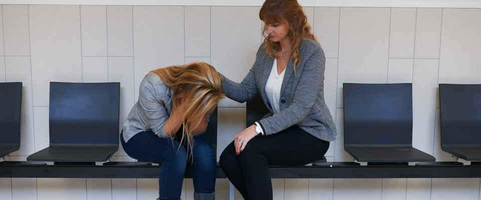 Zwei Personen auf einer Bank